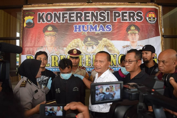 Kasatreskrim Polres Temanggung, AKP Dwi Haryadi (kemeja putih), menunjukkan salah satu pelaku pembakar motor di Ketitang, Kecamatan Jumo, Kabupaten Temanggung, Jateng, Sabtu (23/2). (Foto: Instagram/@humas_polres_temanggung)