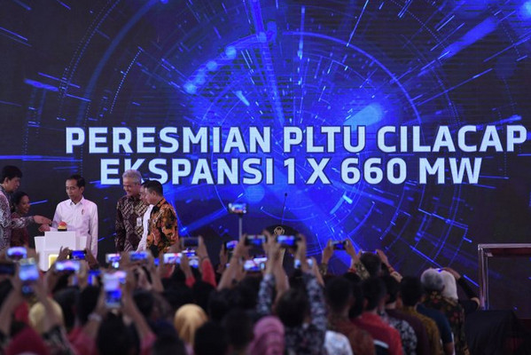 Presiden Jokowi (tengah) saat meresmikan PLTU Cilacap ekspansi 1x660 megawatt di Karangkandri, Kabupaten Cilacap, Jateng, Senin (25/2). (Foto: Antara Foto/Puspa Perwitasari)