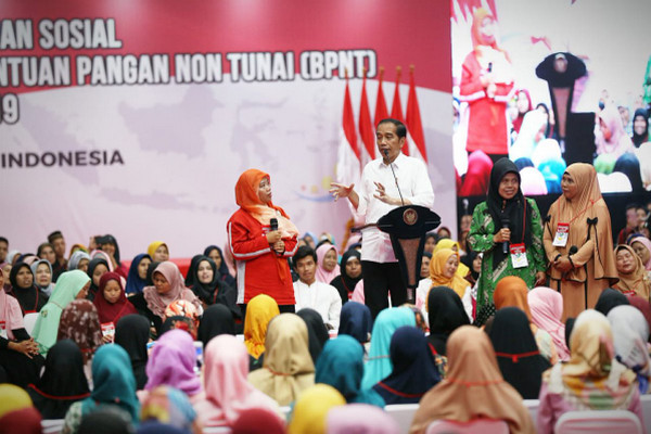 Presiden Jokowi (kemeja putih) saat menyalurkan PKH dan BPNT kepada warga Kabupaten Bogor, Jabar, Jumat (22/2). (Foto: Twitter/@KemensosRI)