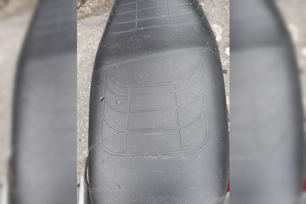 Jok motor warga Desa Sepi Jrakah, Kecamatan Selo, Kabupaten Boyolali, Jateng, diselimuti abu pasca-Gunung Merapi muntahkan lava, 8 Januari 2019. (Foto: Twitter/@merapi_news)