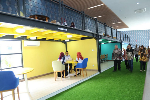 Menaker Hanif Dhakiri saat meninjau Studio Teknologi Fesyen di BBPLK, Kota Semarang, Jateng, Selasa (26/2). (Foto: Twitter/@KemnakerRI)