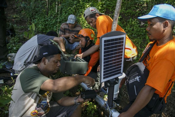 Ilustrasi anggota Komunitas Trooper Nusantara bersama relawan memasang alat peringatan dini (early warning system/EWS) longsor di Imogiri, Kabupaten Bantul, DIY, Minggu (20/1). (Foto: Antara Foto/Hendra Nurdiyansyah)