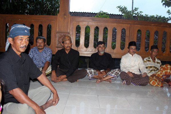 Sedulur Sikep Karangpace, Desa Klopoduwur, Kecamatan Banjarejo, Kabupaten Blora, Jateng, menggelar tasyakuran dalam rangka memperingati hari lahir Pancasila di Pendopo Samin, 31 Mei 2018. (Foto: Pemkab Blora)