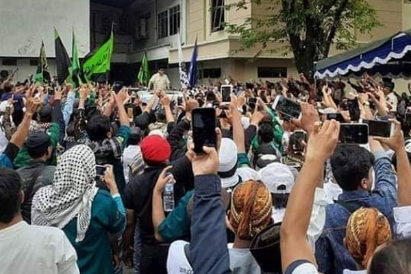 Calon Presiden nomor urut 02, Prabowo Subianto (pakaian safari), menyapa pendukungnya dari sunberdiri dari atas sunroof mobil saat akan ke lokasi acara, Grand Pacific Hall, Kota Sleman, Daerah Istimewa Yogyakarta (DIY), Rabu (27/2). (Foto: Twitter/@Dewo8118)