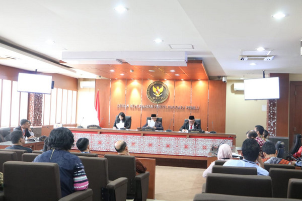 Sidang putusan DKPP terkait dugaan pelanggaran kode etik Anggota Bawaslu Kabupaten Tegal, Harpendi Dwi Pratiwi, di Kantor DKPP, Jakarta, Rabu (27/2). (Foto: Twitter/@DKPP_RI)
