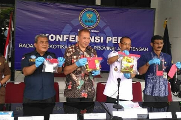 Kepala BNNP Jateng, Brigjen M. Nur (kedua kanan), menunjukkan barang bukti berupa sabu-sabu saat konferensi pers di kantornya, Kota Semarang, Jateng, Kamis (28/2). (Foto: Instagram/@bnn.provjateng)