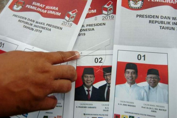 Ilustrasi KPU Kabupaten Tegal menunjukkan surat suara Pilpres 2019 rusak, Selasa (26/2). (Foto: Antara Foto/Oky Lukmansyah)