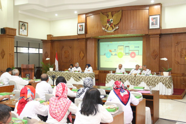 Kepala Disperindag Sleman, Tri Endah Y. (kedua kiri), saat peluncuran dua aplikasi penunjang UMKM di Aula Kompleks Setda Sleman, DIY, Kamis (28/2). (Foto: Pemkab Sleman)