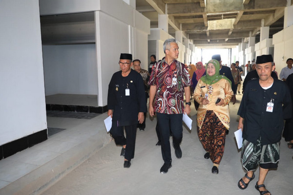 Gubernur Jateng, Ganjar Pranowo (kedua kiri), saat meninjau pembangunan Pasar Mranggen, Kabupaten Kudus, Jateng, Kamis (28/2). (Foto: Pemprov Jateng)