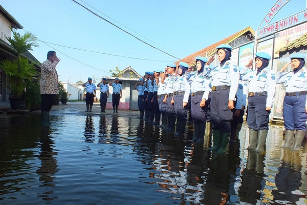 Kepala Kantor Wilayah (Kakanwil) Kemenkumham Jateng, Asminan Mirza Zulkarnain (kiri) meninjau banjir di Lapas Kelas II-A Kota Pekalongan, 16 Januari 2015. (Foto: lapaspekalongan.wordpress.com)
