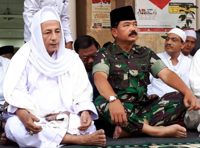 Panglima TNI Marsekal Hadi Tjahjanto saat ngaji Kliwonan bareng Habib Lutfi/Foto: Delikjateng Pantura Fb.