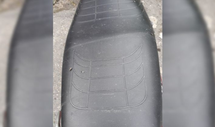 Jok motor warga Desa Sepi Jrakah, Kecamatan Selo, Kabupaten Boyolali, Jateng, diselimuti abu pasca-Gunung Merapi muntahkan lava, 8 Januari 2019. (Foto: Twitter/@merapi_news)