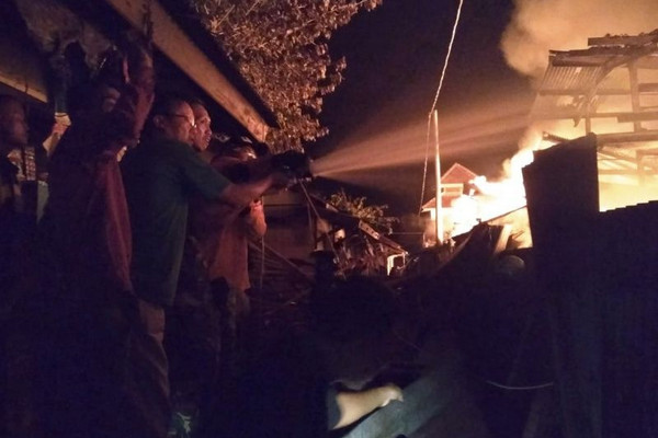 Petugas gabungan berupaya padamkan api yang membakar Pasar Mandiraja, Kabupaten Banjarnegara, Jateng, Minggu (3/3) malam. (Foto: Dok. BPBD Banjarnegara)