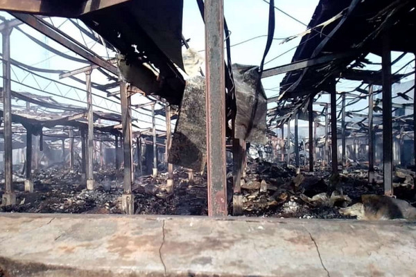 Kondisi Pasar Mandiraja, Kabupaten Banjarnegara, Jateng, hangus usai terbakar sejak Minggu (3/3) malam hingga Senin (4/3) pagi. (Foto: Twitter/@dwi_prasetyoo)