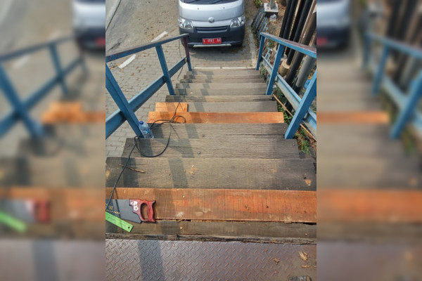 Kondisi JPO di Jalan Perintis Kemerdekaan, depan Makodam Diponegoro IV, Kota Semarang, Jateng, 8 Agustus 2018. (Foto: Twitter/@Dishubkotamsg)