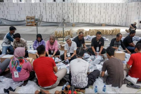 Petugas melipat surat suara Pemilu 2019 di KPU Kabupaten Batang, Jateng, Kamis (28/2). (Foto: Antara Foto/Harviyan PP)