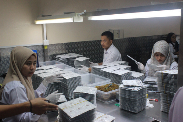 Ilustrasi IKM lensa kontak. (Foto: Twitter/@DitjenIKMA)