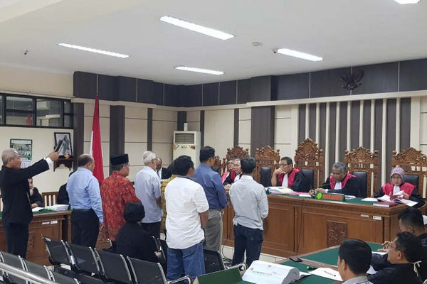 Delapan saksi diambil sumpah sebelum memberikan keterangan dalam persidangan perkara pembobolan BPR Pringsurat di Pengadilan Tipikor Semarang, Jateng, Senin (4/3). (Foto: Antara/IC Senjaya)