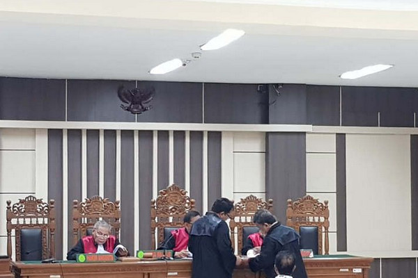 Terdakwa kasus rasuah kasda Kota Semarang, Dody Kristyanto (batik putih), menjalani sidang di PN Tipikor Semarang, Jateng, Senin (25/2). (Foto: Antara/IC Senjaya)