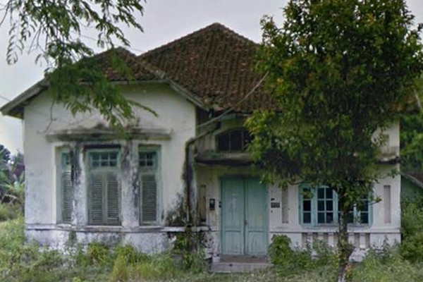 Salah satu rumah sinder milik PT Djitoe Indonesian Tobaccos di Kompleks PG Kedoeng Banteng, Kecamatan Gondang, Kabupaten Sragen, Jateng. (Foto: Google Maps/Facebook/@sragentempodoeloe)