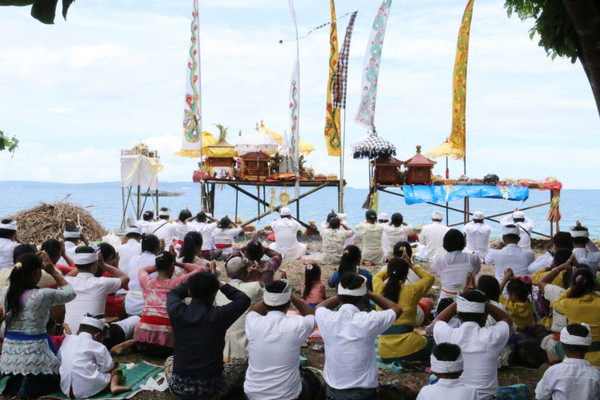 Umat Hindu di Kabupaten Manokwari, Papua Barat, melaksanakan Upacara Melasti di Pantai Maruni, 26 Maret 2017. (Foto: Kemenag)