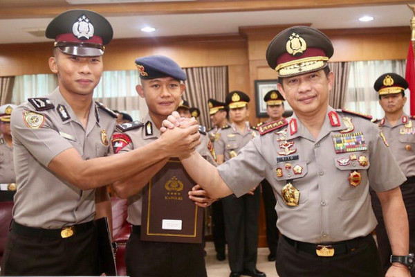 Kapolri Jenderal Tito Karnavian (kanan) salam komando bersama Briptu Awan Setho dan Sani Rizki usai Upacara KPLB di Mabes Polri, Jakarta, Selasa (5/3). (Foto: Polri)