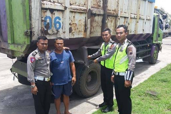 Anggota Polres Batang, Jateng, saat mengamankan sopir truk yang terlibat kecelakaan dengan rombongan Bupati Demak, Arif Sutanto (kedua kiri). (Foto: ist)
