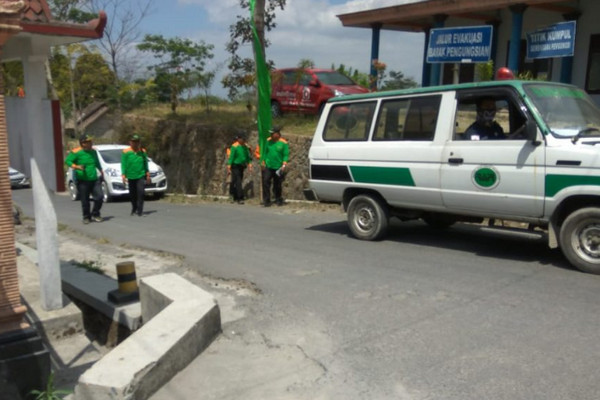 Tim gabungan memeriksa jalur evakuasi Merapi di Desa Tegalmulyo, Kecamatan Kemalang, Kabupaten Klaten, Jateng, 15 Agustus 2018. (Foto: Pemkab Klaten)