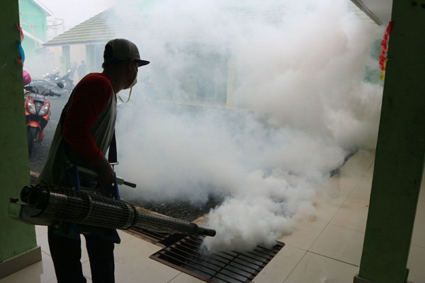 Petugas melakukan pengasapan (fogging) untuk mengendalikan DBD di MAN Insan Cendekia Tanah Laut, Kalsel, 25 April 2018. (Foto: Kemenag)