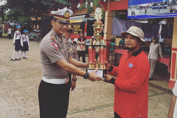Kasatlantas Polres Batang, AKP Ferdy Kastalani (kiri). (Foto: Instagram/@ferdy_kastalani38)
