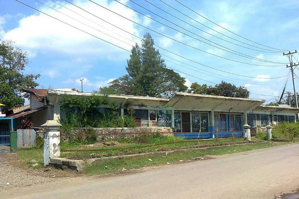Bekas gedung pertemuan Pabrik Gula Banjartama, Brebes, Jateng, 2016. (Foto: Instagram/@brebesnesia)