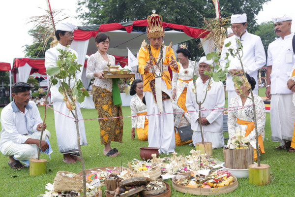 Prosesi Tawur Agung Kesanga di Candi Prambanan, Kabupaten Sleman, DIY, Rabu (6/3). (Foto: Twitter/@Kemenag_RI)