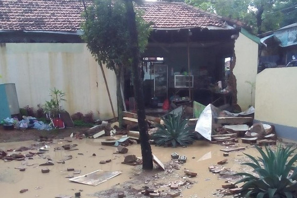 Tembok kantin LBK di Desa Klaling, Kecamatan Jekulo, Kabupaten Kudus, Jateng, roboh akibat diterjang bah, Jumat (22/2). (Foto: ist)