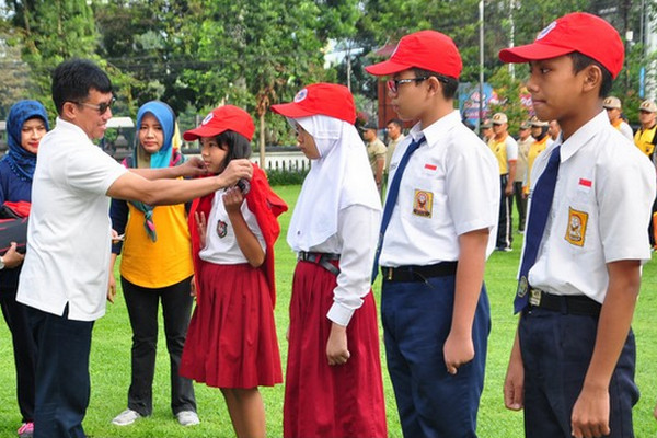 Wakil Wali Kota Salatiga, Muhammad Haris (kiri), sela pengangkatan beberapa pelajar sebagai Kancil Batik di halaman Pemkot Salatiga, Jateng, Jumat (8/3). (Foto: Pemkot Salatiga)