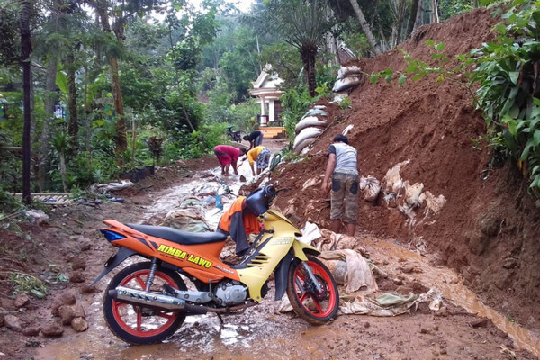 Tebing di Dusun Pandan Anom RT 02 RW 07, Desa Dukuh Ngargoyoso, Kabupaten Karanganyar, Jateng, longsor hingga sepanjang empat meter dan menutup jalan kampung, 11 November 2018. (Foto: Pemkab Karanganyar)