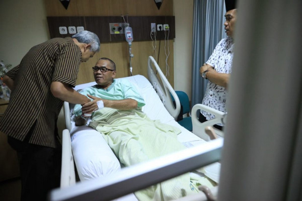 Gubernur Jateng, Ganjar Pranowo (kiri), menjenguk Bupati Demak, HM Natsir (tengah), di Paviliun Garuda RSUP dr. Kariadi, Kota Semarang, Jateng, Selasa (5/3). (Foto: Pemprov Jateng)