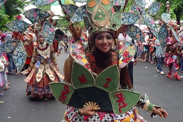 Peserta memeriahkan acara Arak-arakan Batik Kota Pekalongan dengan berjalan kaki dari Alun-alun menunju Kawasan Budaya Jetayu, Kota Pekalongan, Jateng, 9 Oktober 2016. (Foto: Pemkot Pekalongan)