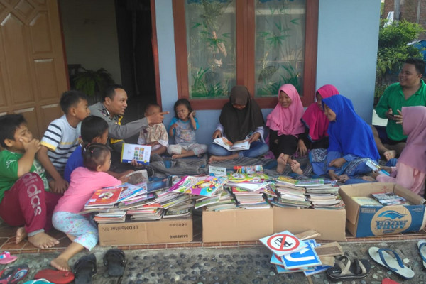 Anggota Bhabinkamtibmas Polsek Mijen, Kabupaten Demak, Jateng, mengadakan perpustakaan keliling di salah satu rumah warga, Minggu (10/2). (Foto: Polres Demak)