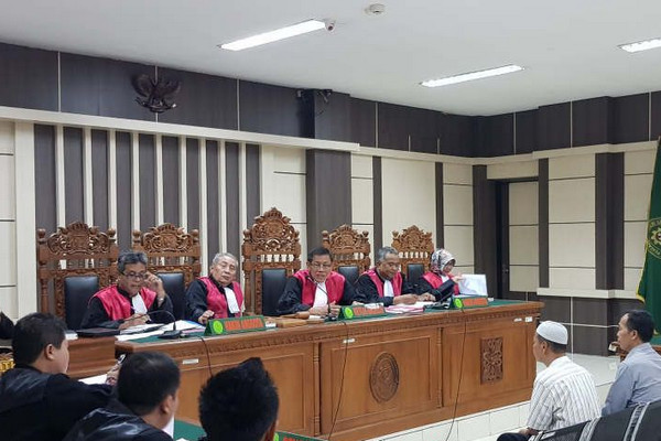 Dua bekas petinggi BPR Pringsurat, Kabupaten Temanggung, Suharno dan Riyanto, menjalani sidang di PN Tipikor Kota Semarang, Jateng, Senin (25/2). (Foto: Antara/IC Senjaya)