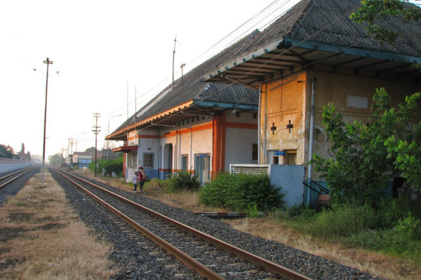 Stasiun Batang, Jateng. (Foto: dipomojosari.blogspot.com)