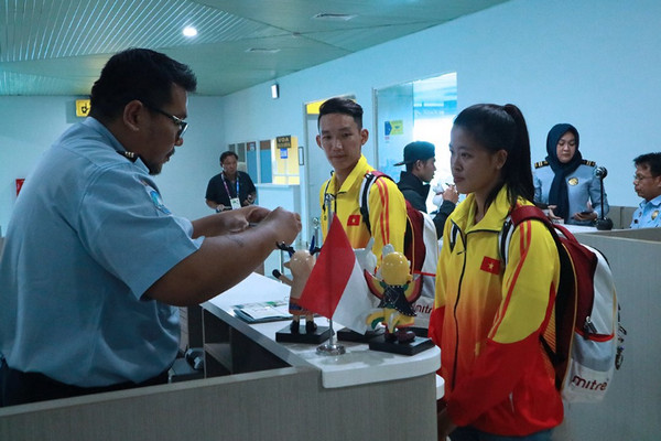Petugas Imigrasi Tempat Pemeriksaan Imigrasi (TPI) Bandara Sultan Mahmud Badaruddin II, Kota Palembang, Sumsel, memeriksa dokumen atlet-atlet dan ofisial orang asing yang akan berpartisipasi di Asian Games, 18 Agustus 2018. (Foto: Twitter/@ditjen_imigrasi)