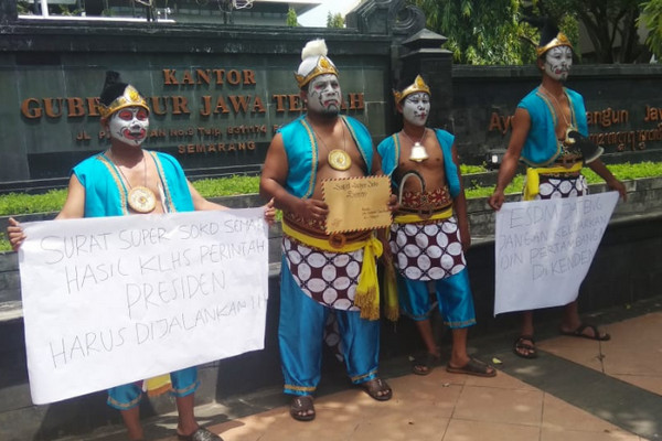 Empat warga Kendeng sambangi Kantor Gubernur Jateng, Kota Semarang, Jateng, untuk sampaikan 'Surat Supersemar' terkait pertambangan di Pegunungan Kendeng, Senin (11/3). (Foto: Twitter/@wasnasjateng)