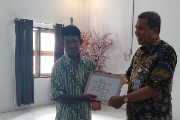 Kepala BPCB Jateng, Sukronedi (kanan), menyerahkan piagam kepada seorang penemu BCB asal Sukoharjo, Walidi, di Kantor BPCB Jateng, Kabupaten Klaten, Jateng, Selasa (12/3). (Foto: Antara/Aris Wasita)