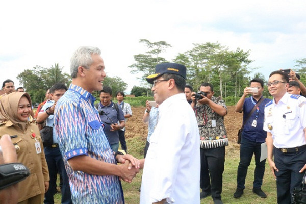 Menhub Budi Karya (topi hitam) bersalaman dengan Gubernur Jateng, Ganjar Pranowo, saat meninjau lokasi pembangunan BJBS, Kabupaten Purbalingga, Jateng, Selasa (12/3). (Foto: Pemprov Jateng)