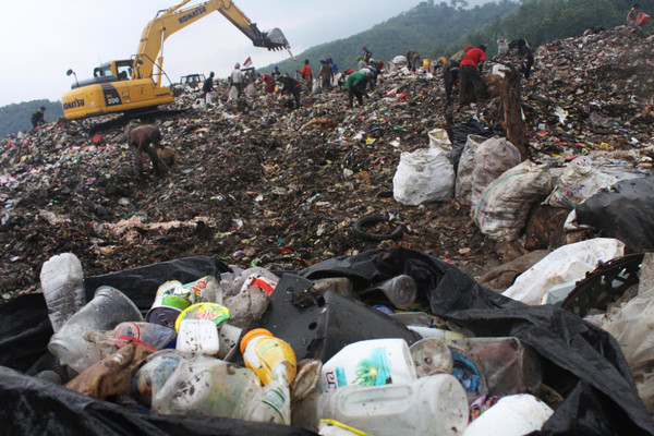 Ilustrasi Tempat Pembuangan Akhir (TPA) Sarimukti, Kecamatan Cipatat, Kabupaten Bandung, Jabar. (Foto: Mongabay/Donny Iqbal)