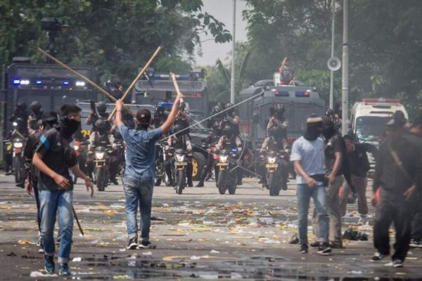 Personel Polresta Surakarta menghalau pengunjuk rasa saat sispam 'Menghadapi Kontijensi Konflik Sosial' di De Tjolomadoe, Kabupaten Karanganyar, Jateng, Rabu (13/3). (Foto: Antara Foto/Mohammad Ayudha)