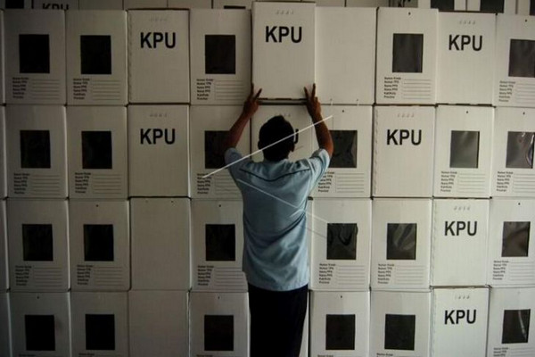 Ilustrasi petugas menata kotak suara usai perakitan di Gudang KPU Kota Tegal, Jateng, Selasa (19/2). (Foto: Antara Foto/Oky Lukmansyah)