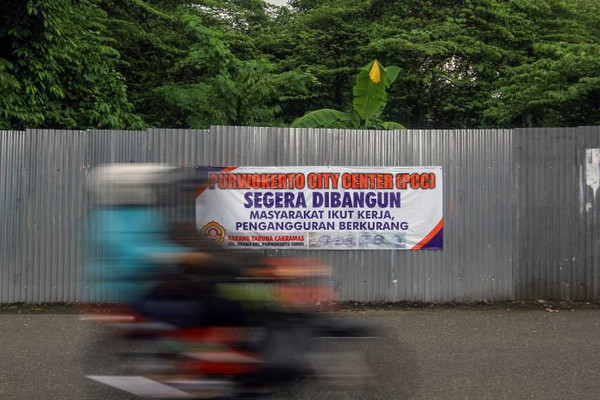 Spanduk sosialisasi proyek PCC terpasang di Jalan Jenderal Soedirman, Kabupaten Banyumas, Jateng, Rabu (6/2). (Foto: ist)