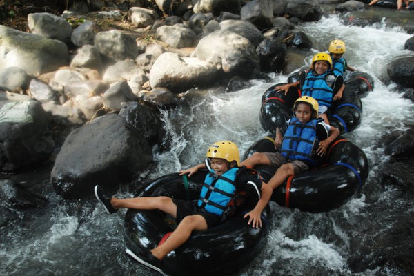 Sejumlah pelajar mengikuti wisata tubing di Kali Gono, Desa Treko, Mungkid, Kabupaten Magelang, Jateng, 15 November 2018). (Foto: Antara Foto/Anis Efizudin)