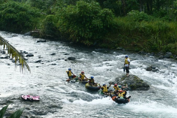 Wisata tubing di Desa Alat, Kecamatan Hantakan, Kabupaten Hulu Sungai Tengah, Kalsel. (Foto: Antara /M. Taupik Rahman)